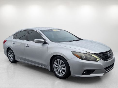 Used 2016 Nissan Altima 2.5 SR w/ LED Appearance Package image 3