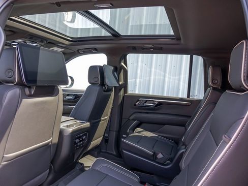 New 2026 Chevrolet Suburban Premier image 18