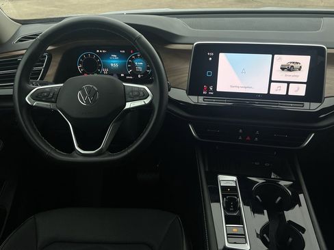 Used 2025 Volkswagen Atlas SE image 18