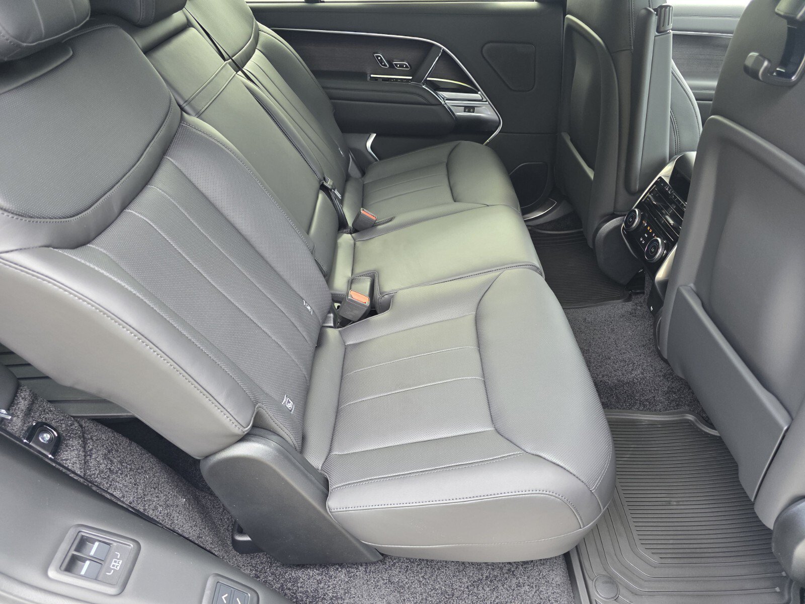New 2026 Land Rover Range Rover Long Wheelbase SE AWD/4WD image 5