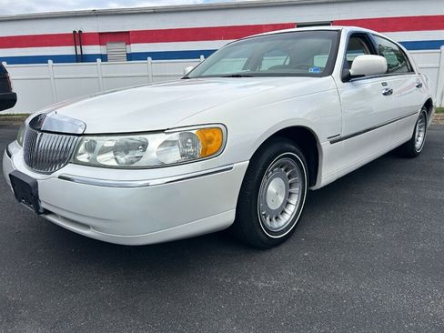 Used 2002 Lincoln Town Car Executive RWD image 7