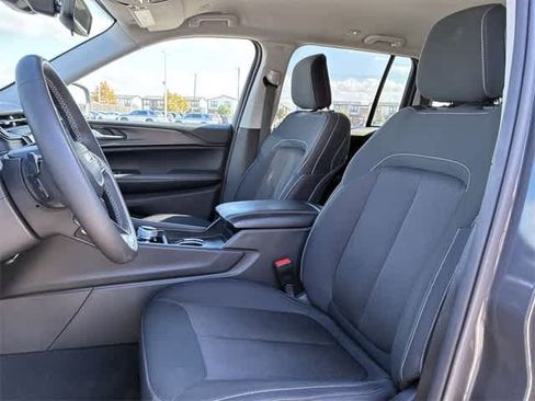 Used 2024 Jeep Grand Cherokee Laredo image 17