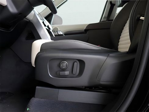 New 2025 Land Rover Discovery Metropolitan Edition image 80