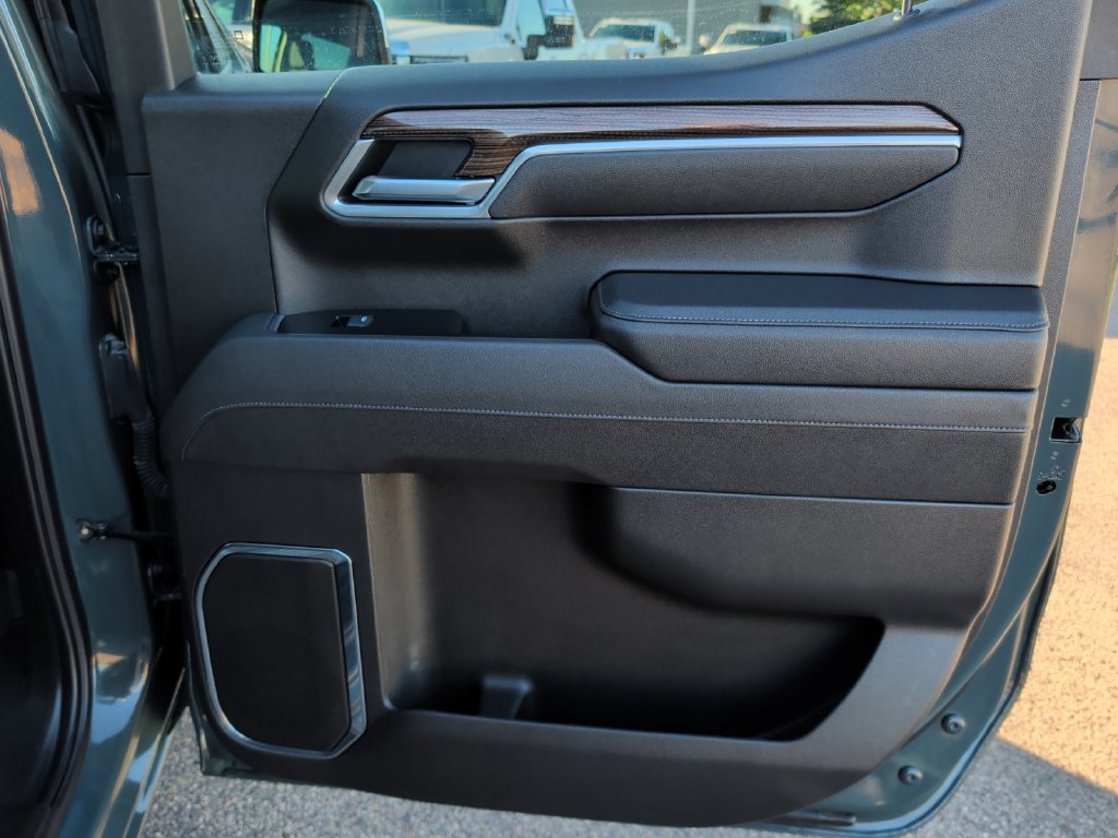 Used 2025 Chevrolet Silverado 1500 LT AWD/4WD image 34