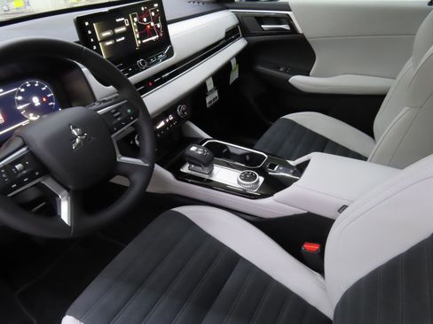 Used 2025 Mitsubishi Outlander SE FWD image 22