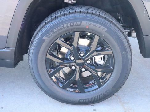 New 2025 Jeep Grand Cherokee Altitude image 18