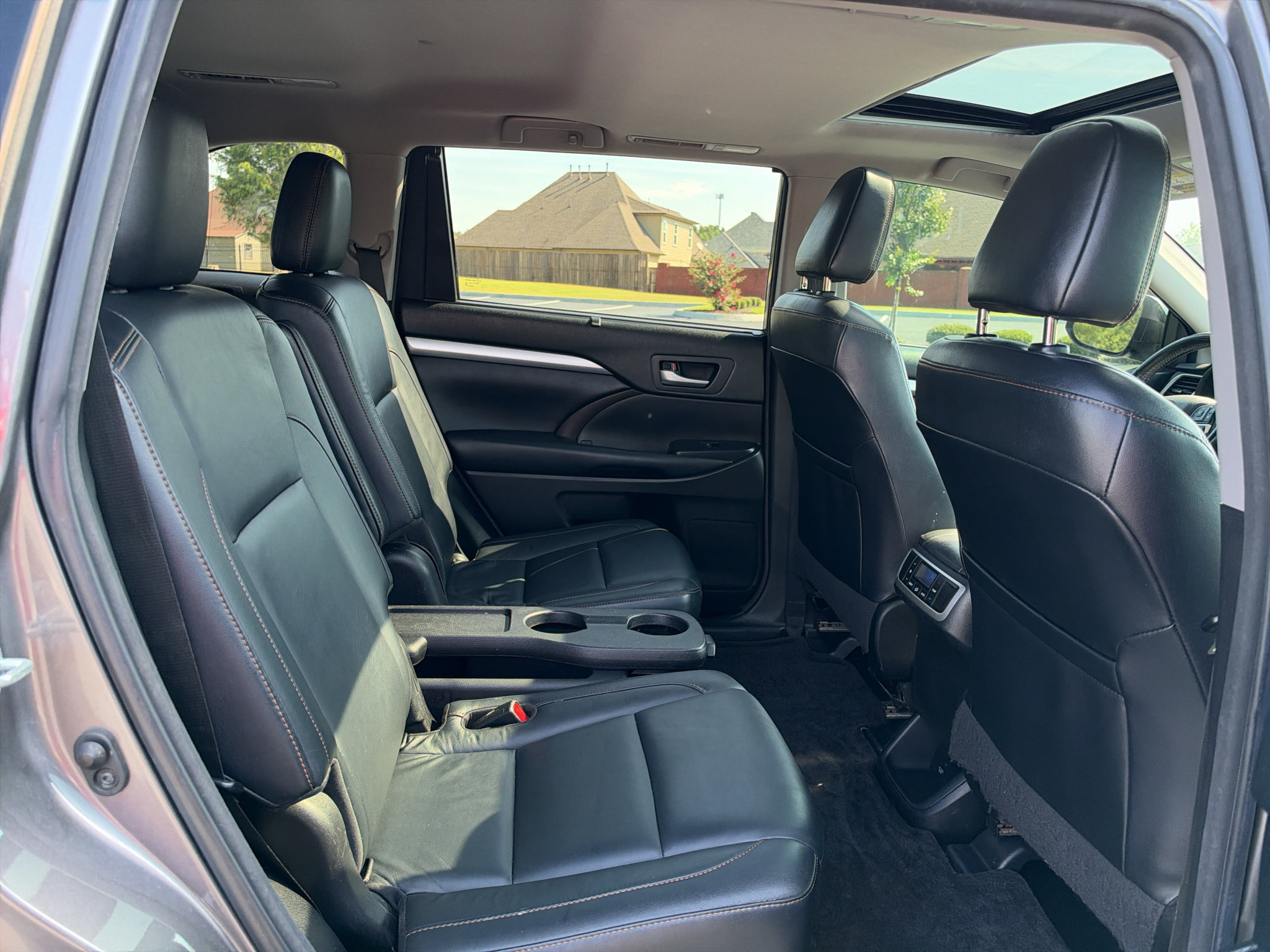 Used 2018 Toyota Highlander XLE FWD image 18