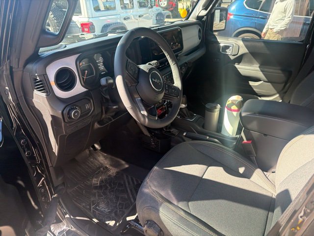 Used 2025 Jeep Wrangler Unlimited Sport AWD/4WD image 2