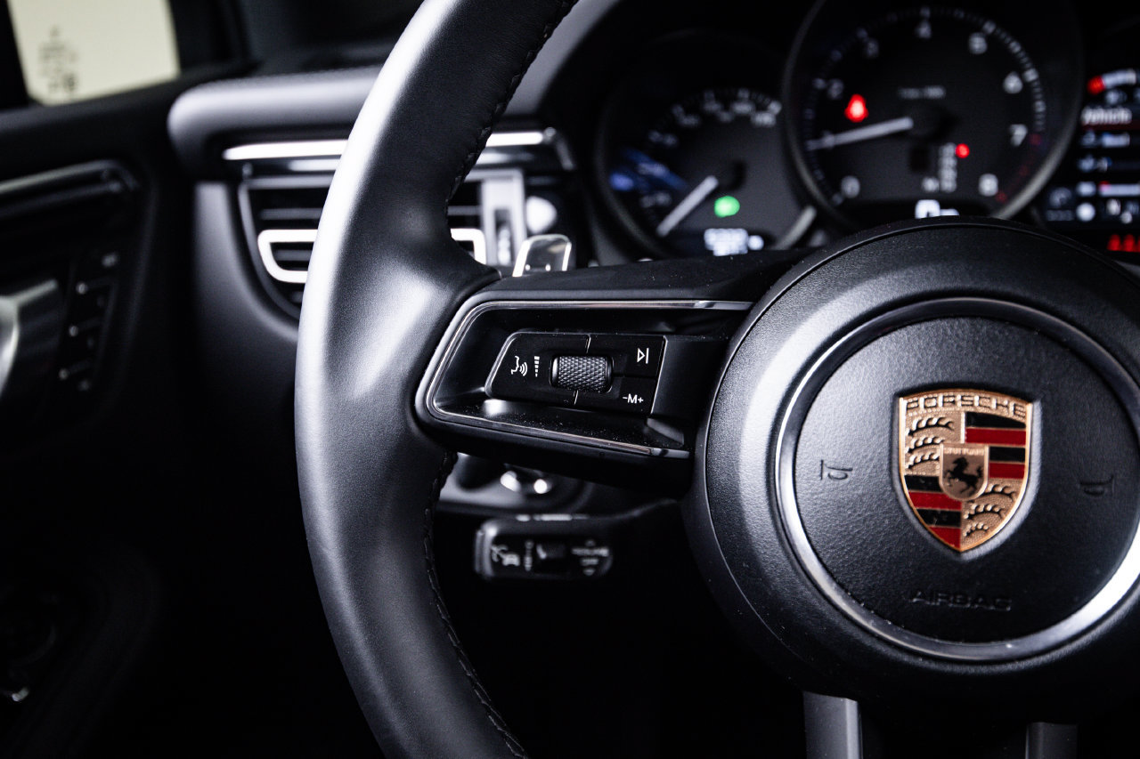 Certified 2026 Porsche Macan AWD/4WD image 17