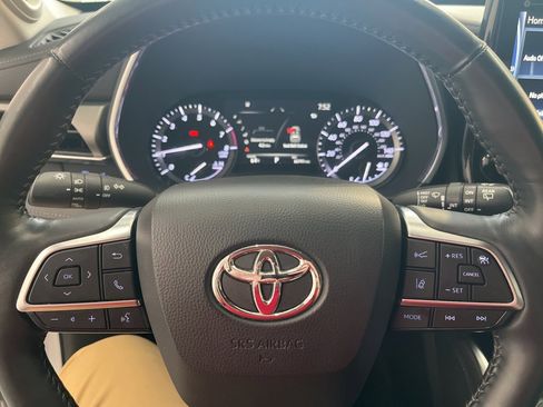 Used 2021 Toyota Highlander Limited image 16