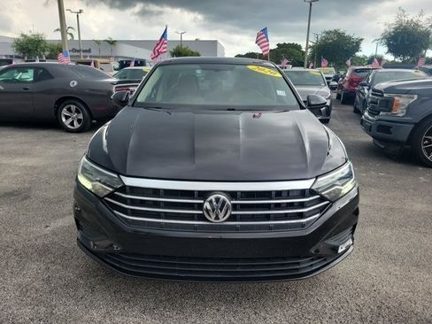 Used 2020 Volkswagen Jetta SE w/ SE Cold Weather Package FWD image 2