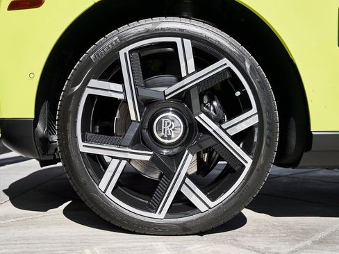 Used 2024 Rolls-Royce Cullinan image 3