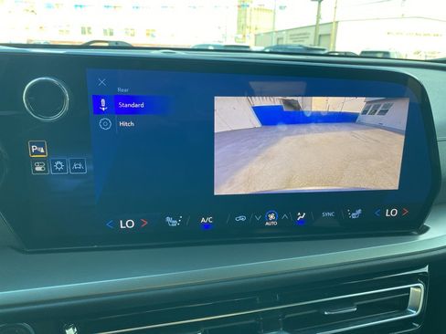 Used 2025 Chevrolet Traverse LT image 32