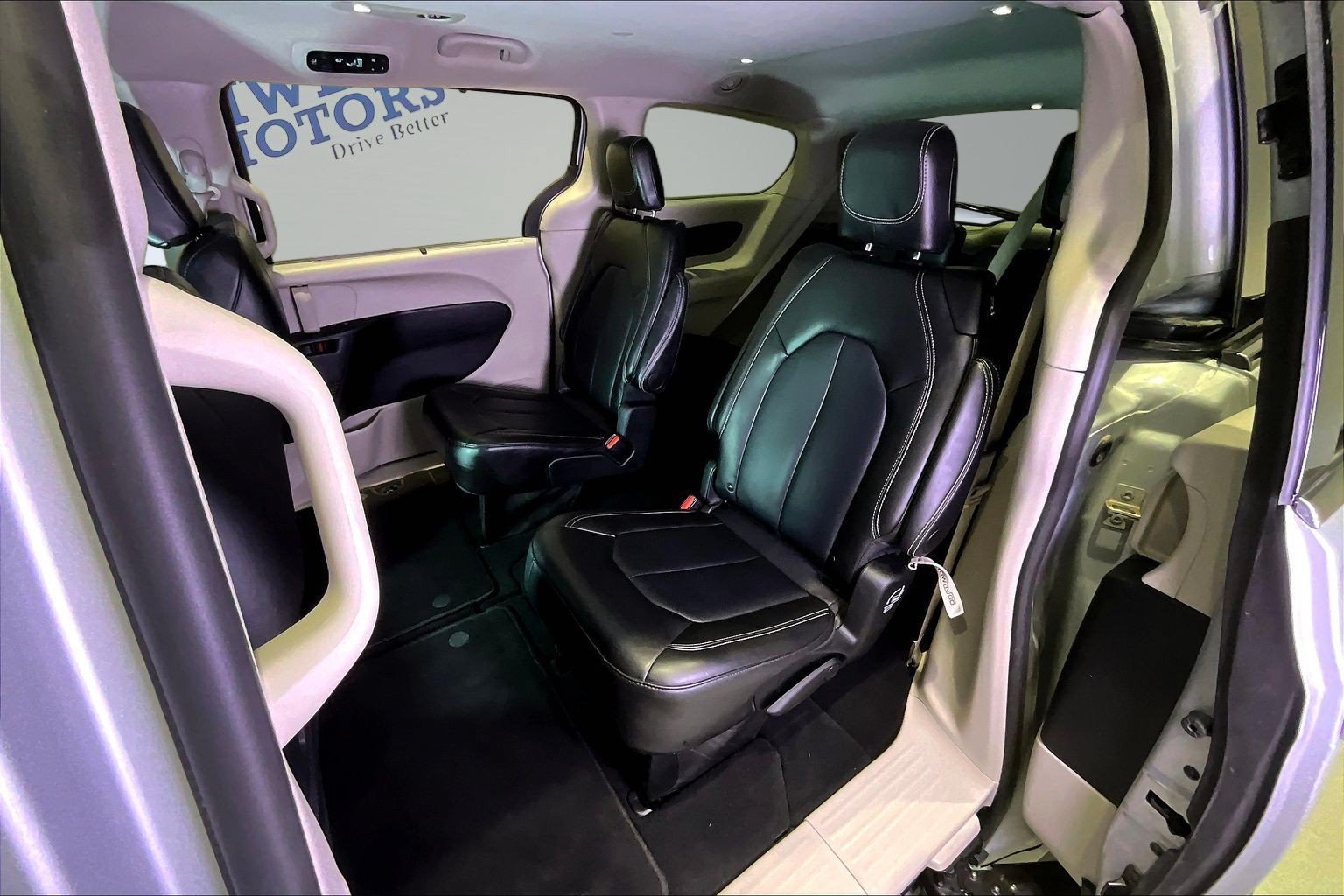 Used 2024 Chrysler Pacifica Touring-L FWD image 23