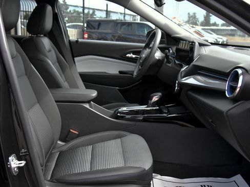 Used 2025 Chevrolet Trax LT FWD image 44