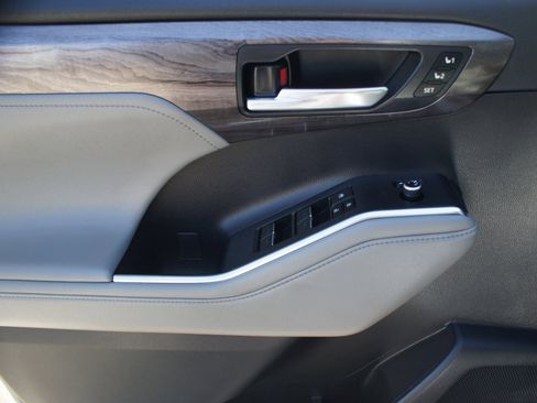 Used 2023 Toyota Highlander Platinum image 30