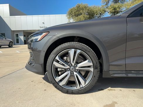 Certified 2025 Volvo V60 B5 Cross Country Plus image 9