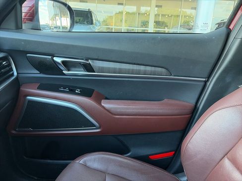 Used 2023 Kia Telluride EX w/ EX Captain's Chair Package image 12