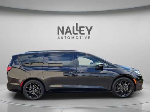 Used 2024 Chrysler Pacifica Limited w/ Uconnect Theater Family Group image 6