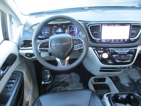 Used 2023 Chrysler Pacifica Touring-L FWD image 17