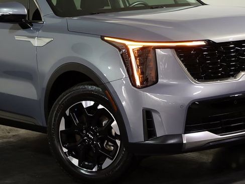 Used 2024 Kia Sorento S w/ Panoramic Sunroof Package image 8