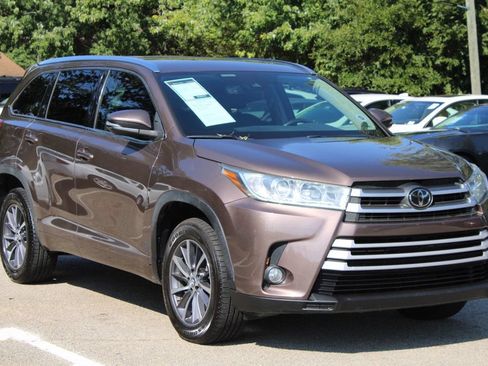 Used 2017 Toyota Highlander XLE FWD image 1