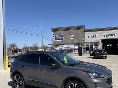 Used 2021 Ford Escape SE w/ SE Sport Appearance Package image 4