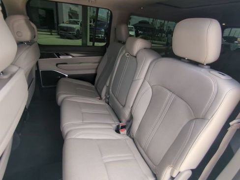Used 2023 Jeep Wagoneer L Series II w/ Premium Group I AWD/4WD image 16
