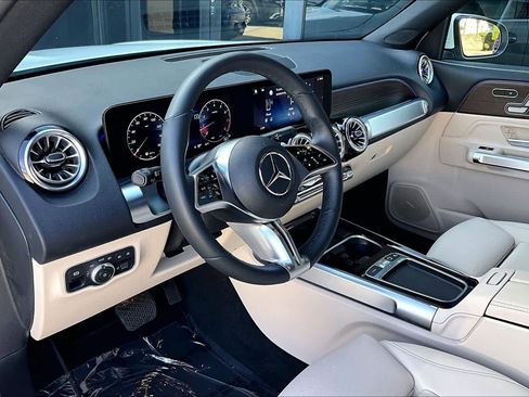 Used 2025 Mercedes-Benz GLB 250 image 17