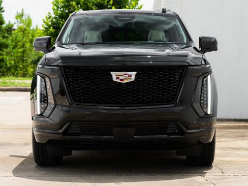 Used 2026 Cadillac Escalade Platinum Sport w/ LPO, Floor Liner Package AWD/4WD image 15