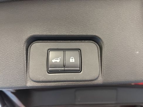 Used 2025 Nissan Rogue SV image 9