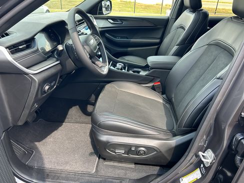 New 2025 Jeep Grand Cherokee L Altitude image 14