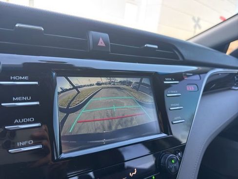 Used 2018 Toyota Camry LE image 10