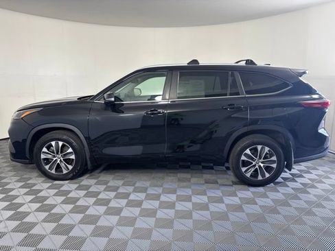 Used 2023 Toyota Highlander XLE AWD/4WD image 41