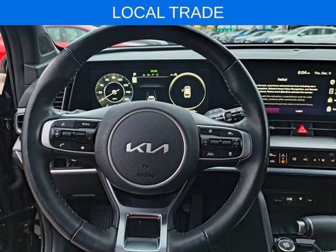 Used 2025 Kia Sportage SX image 3