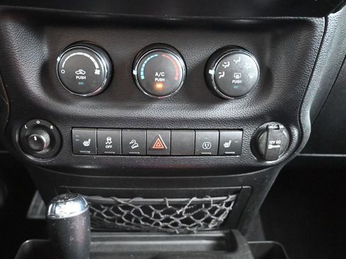 Used 2016 Jeep Wrangler Unlimited Rubicon w/ Connectivity Group AWD/4WD image 16
