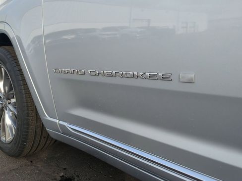 New 2025 Jeep Grand Cherokee Summit image 12