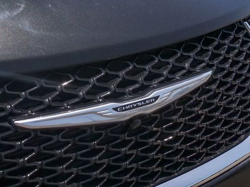 Used 2022 Chrysler Pacifica Touring-L FWD image 5