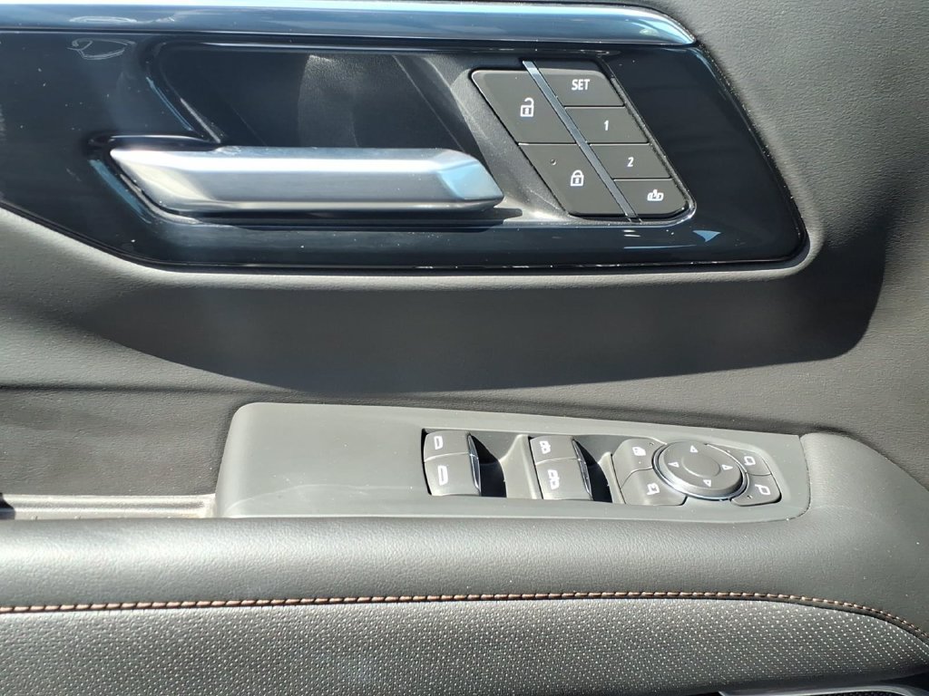 Used 2026 Chevrolet Suburban High Country AWD/4WD image 38