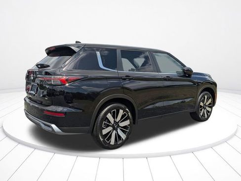 New 2026 Mitsubishi Outlander SE FWD image 3