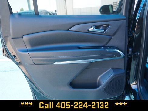 Used 2025 Chevrolet Traverse LT FWD image 24