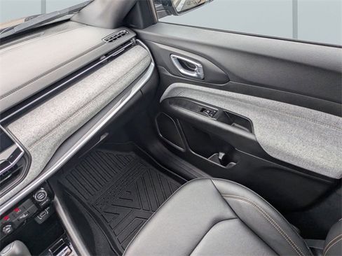 Used 2024 Jeep Compass Latitude image 17