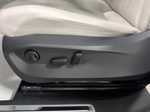Certified 2024 Volkswagen Tiguan SE R-Line AWD/4WD image 15