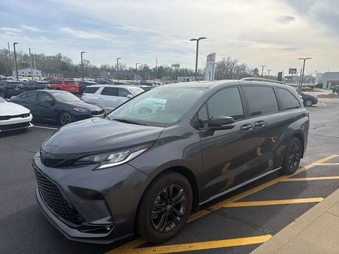 Used 2025 Toyota Sienna XSE w/ XSE Premium Package image 2