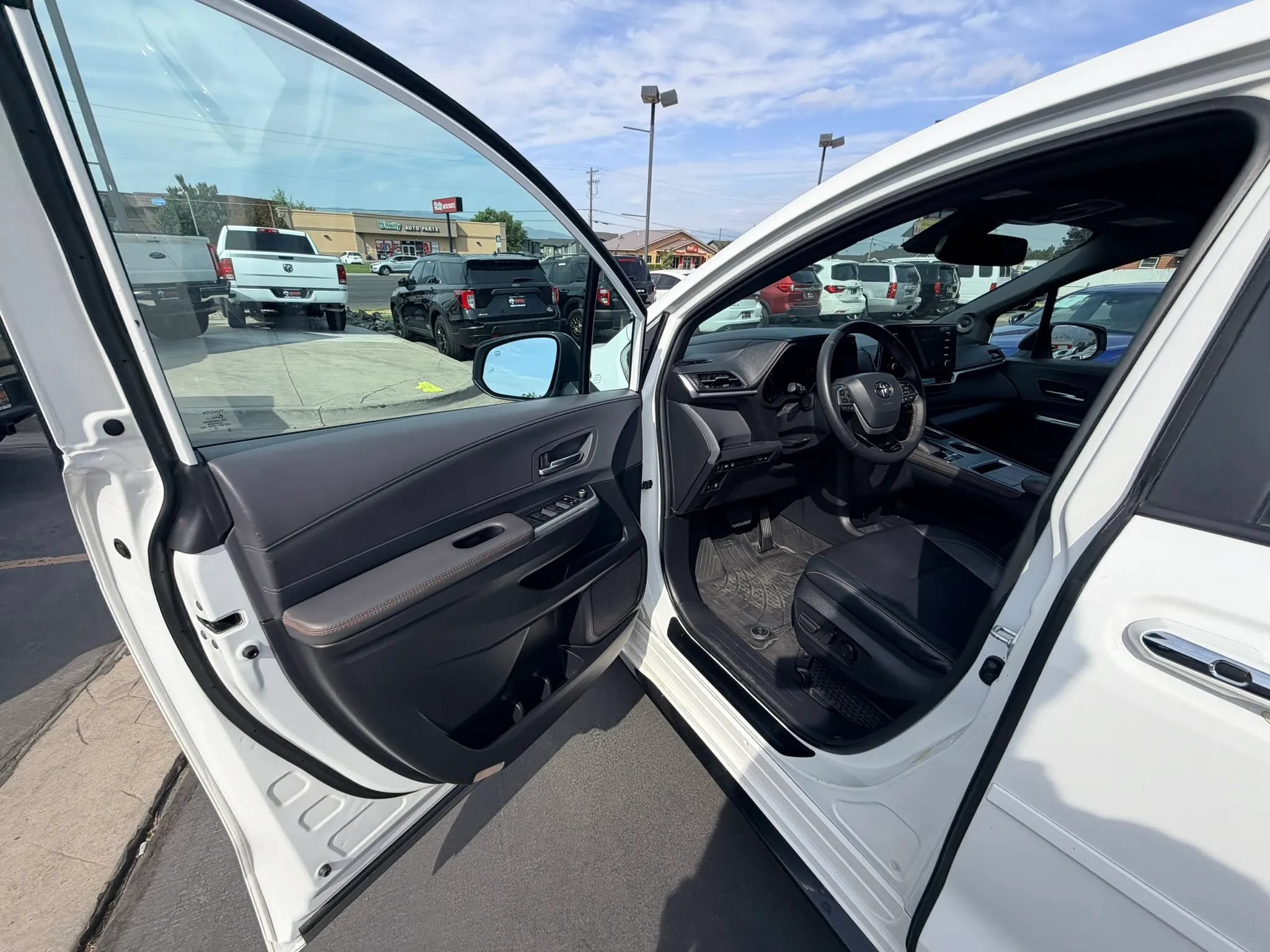 Used 2023 Toyota Sienna XSE w/ XSE Plus Package AWD/4WD image 10