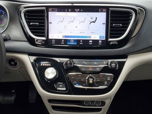 Used 2024 Chrysler Pacifica Touring-L image 29