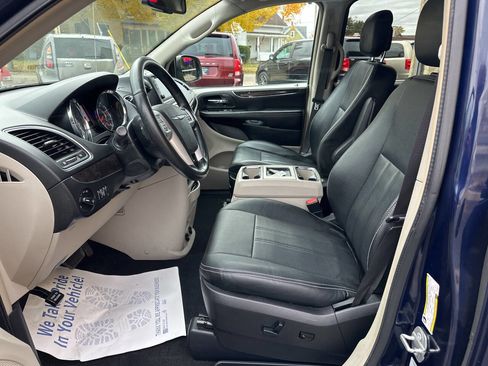 Used 2016 Chrysler Town & Country Touring w/ Driver Convenience Group image 18