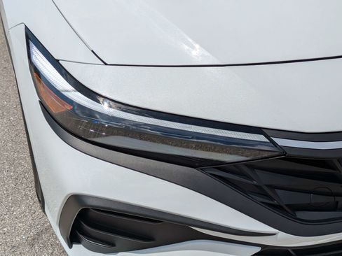 Used 2025 Hyundai Elantra SE FWD image 10