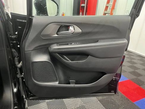 Used 2025 Chrysler Pacifica Select FWD image 23