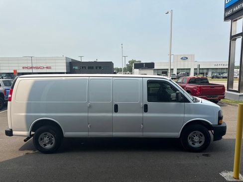 Used 2022 Chevrolet Express 2500 Extended RWD image 4